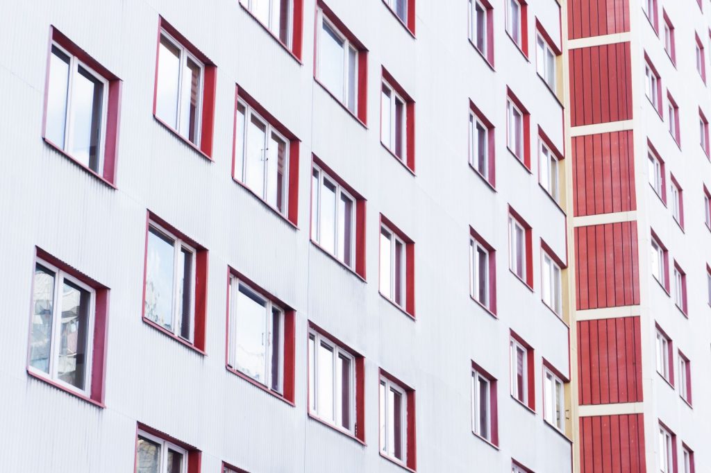 Białystok miasto w Polsce architektura tło. Wysoki blok mieszkalny w wieżowcu. Stara dzielnica w stylu retro. Okładzina z blachy. Słoneczne balkony mieszkań. Polski rynek mieszkaniowy.