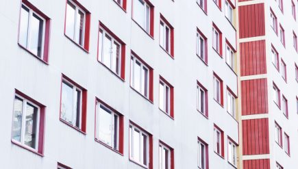 Białystok miasto w Polsce architektura tło. Wysoki blok mieszkalny w wieżowcu. Stara dzielnica w stylu retro. Okładzina z blachy. Słoneczne balkony mieszkań. Polski rynek mieszkaniowy.