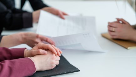 rozmowy biznesowe negocjacje. komunikacja z partnerami. oficjalne dokumenty i omawianie umów